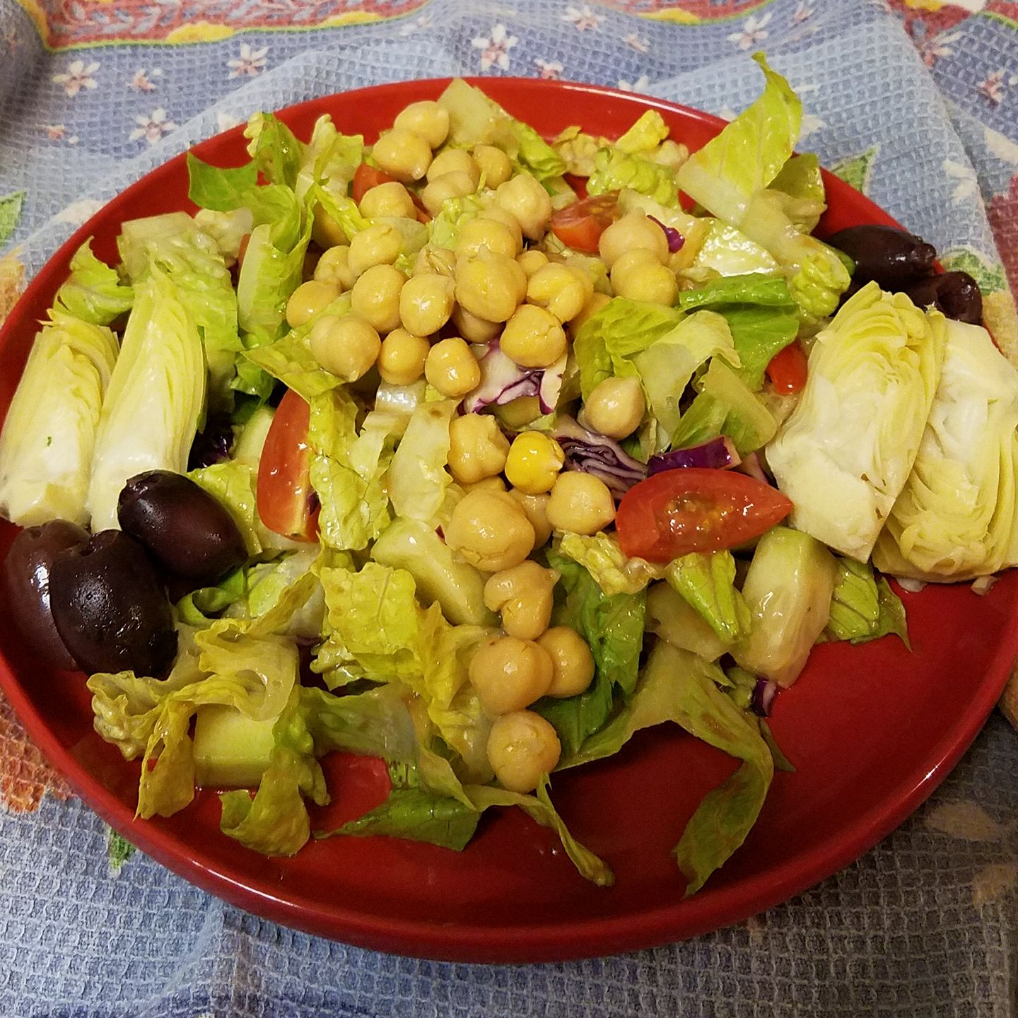 Greek salad with chickpeas. https://www.wocdetox.com/summer-5-day-detox.html