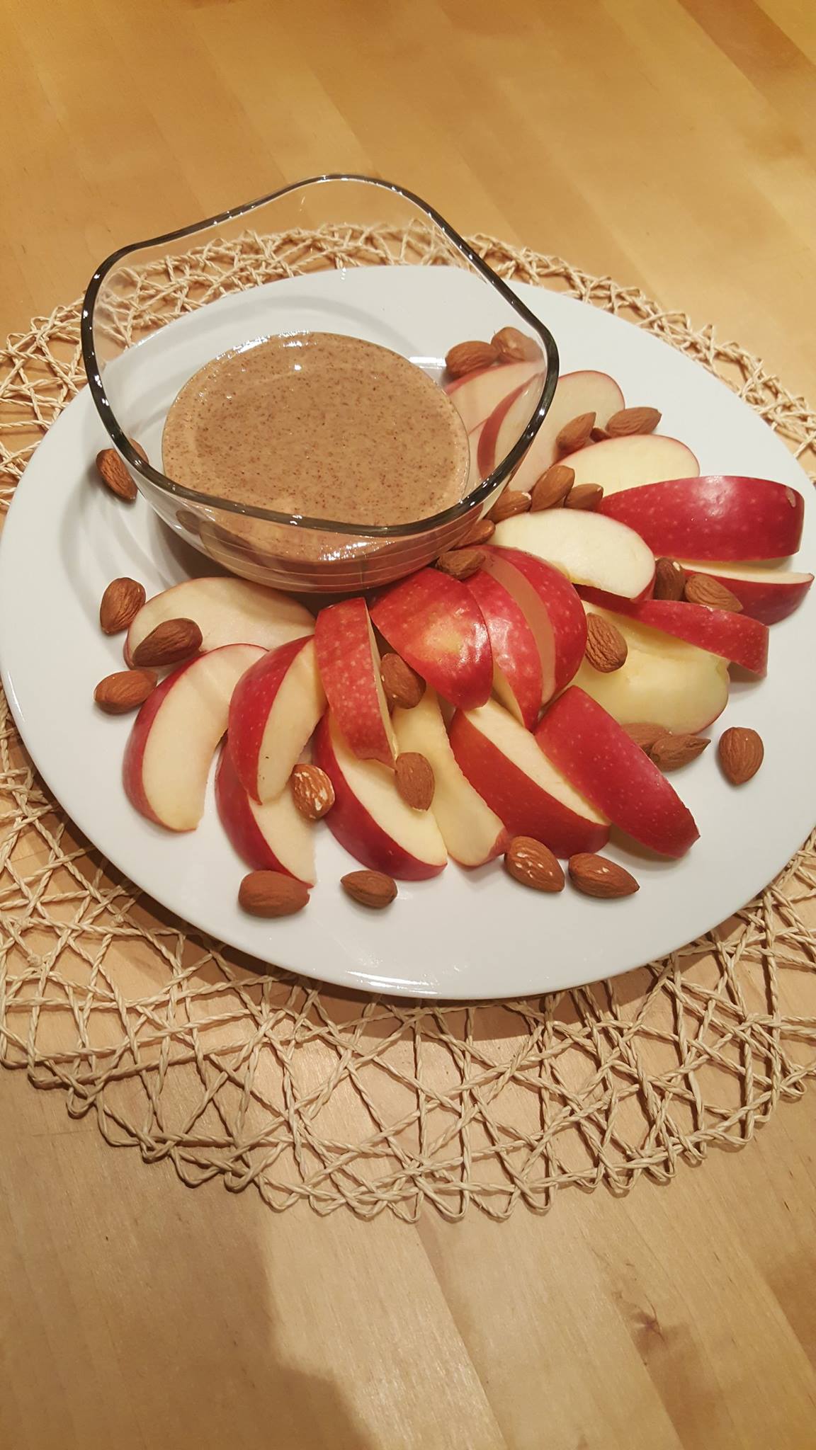 Body Detox Diet. Apple and almond nuts snack. https://www.wocdetox.com/body-detox-diet.html